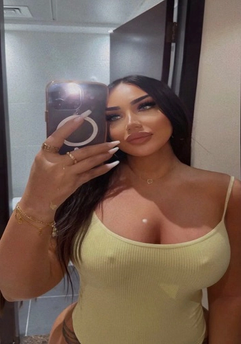 siyah saçlı escort